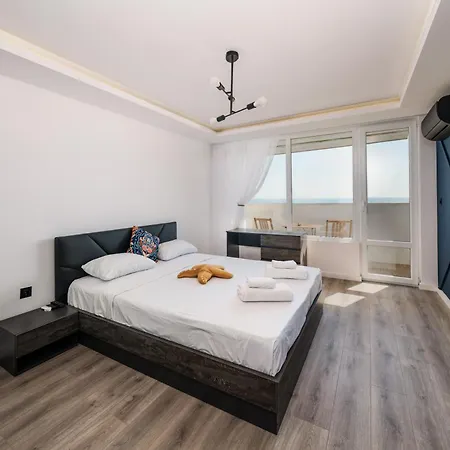 Lazur Sea View Апартамент *